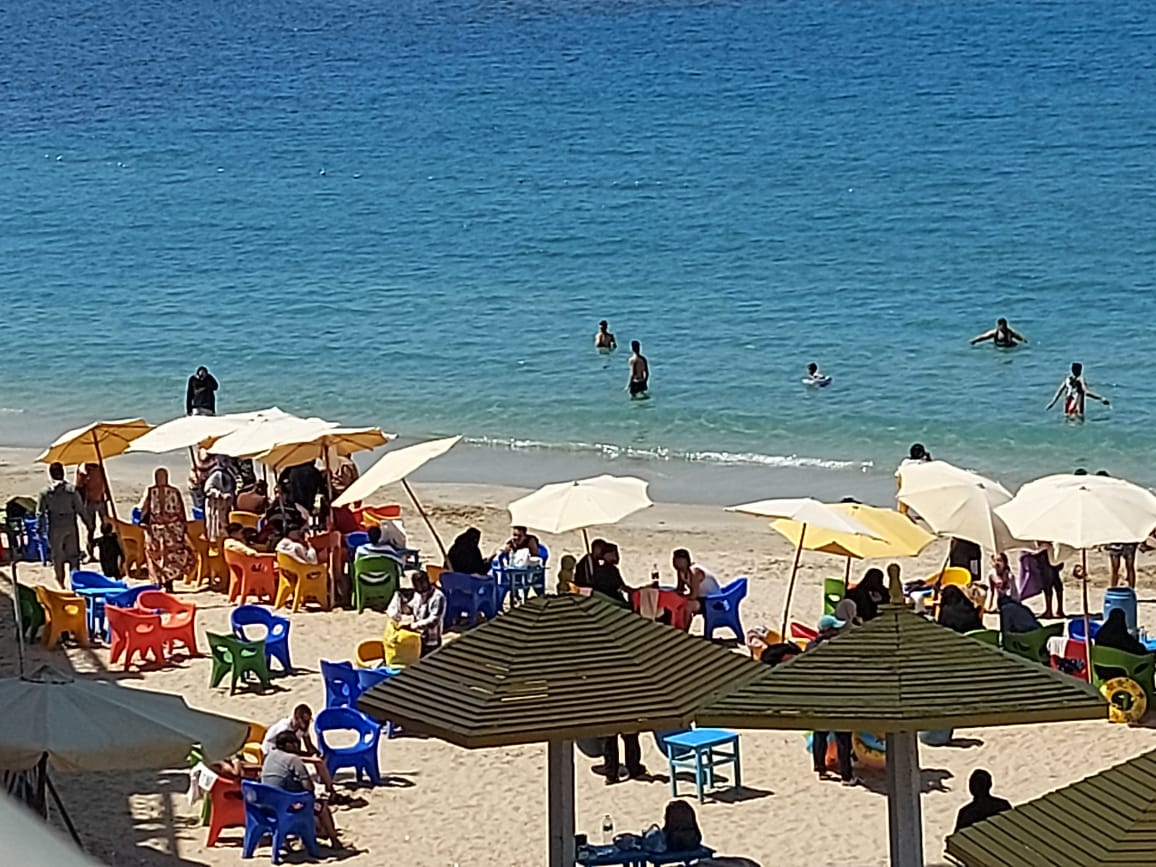 اقبال الاهالى على الشواطئ