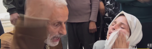 الأب يحتضن ابنته المكلومة على استشهاد طفلها