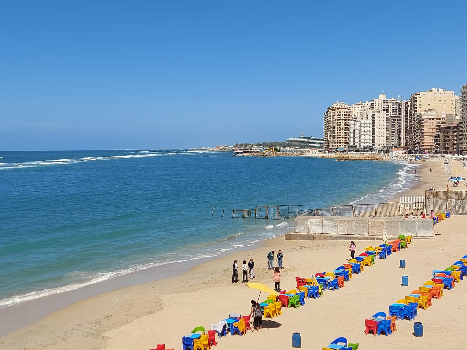 تجهيزات مكثفة على الشواطئ