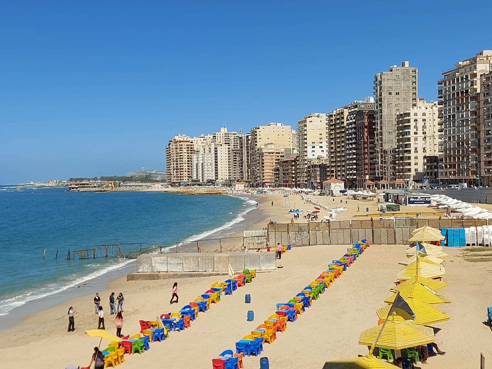 وضع الكراسى على الشواطئ