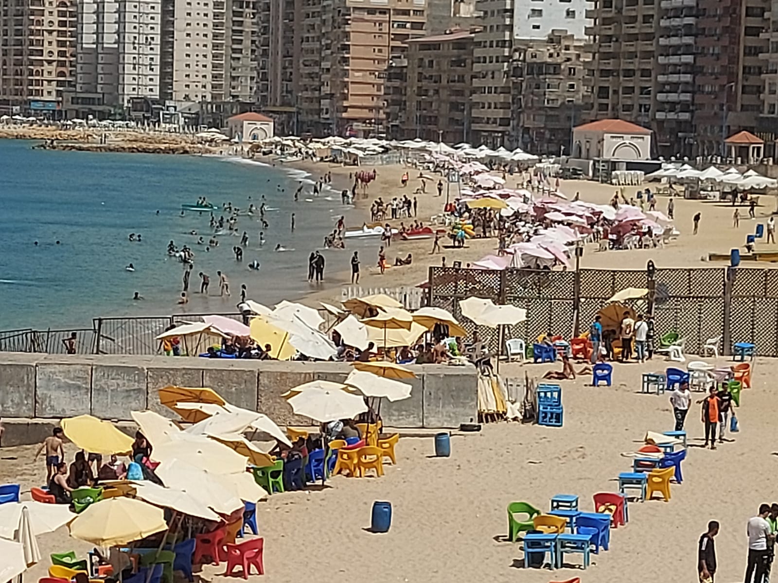 اقبال على الشواطئ فى الربيع