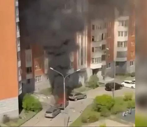 الدخان المتصاعد من السيارة عقب انفجارها