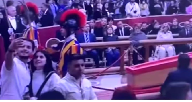 التقاط الصور فى الفاتيكان التقاط الصور فى الفاتيكان