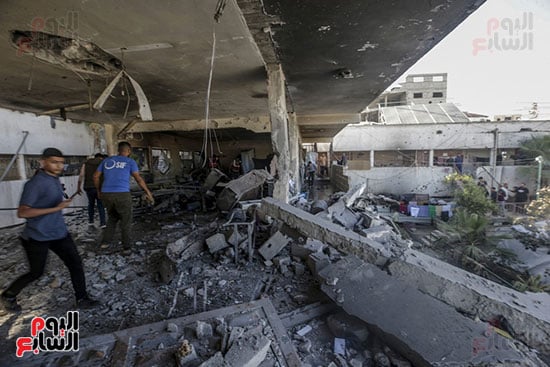 فلسطينيون يتفقدون الأضرار التي لحقت بمدرسة الفارابي إثر غارة جوية فلسطينيون يتفقدون الأضرار التي لحقت بمدرسة الفارابي إثر غارة جوية