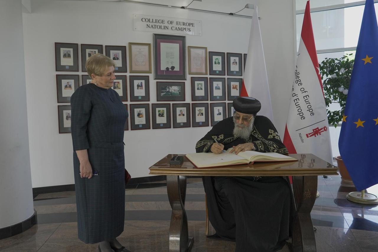 البابا تواضروس الثانى في محاضرته في كلية أوروبا ببولندا - Copy