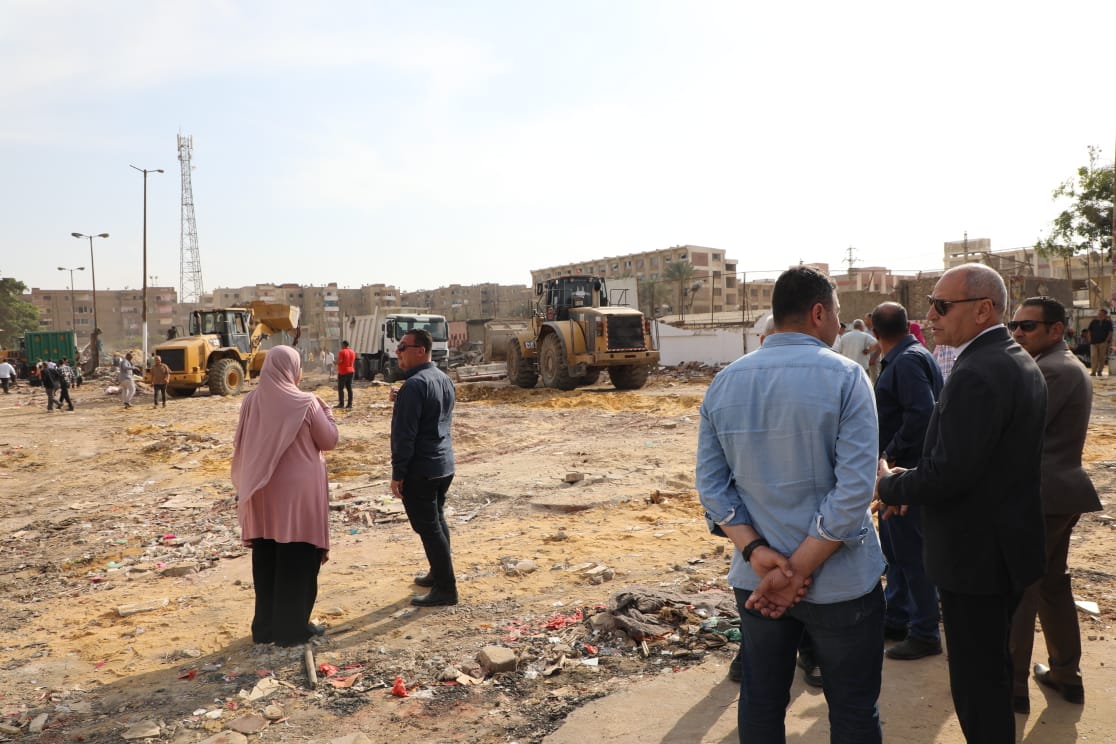 محافظ القاهرةخلال إزالة سوق الزلزال العشوائى بالمقطم (3)