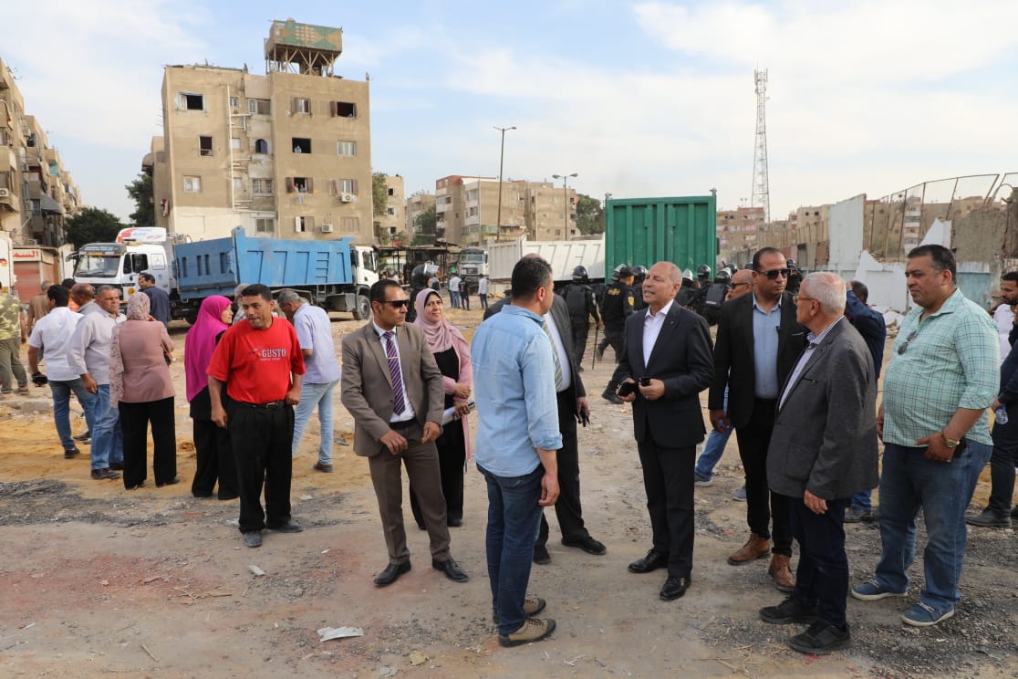 محافظ القاهرةخلال إزالة سوق الزلزال العشوائى بالمقطم (1)
