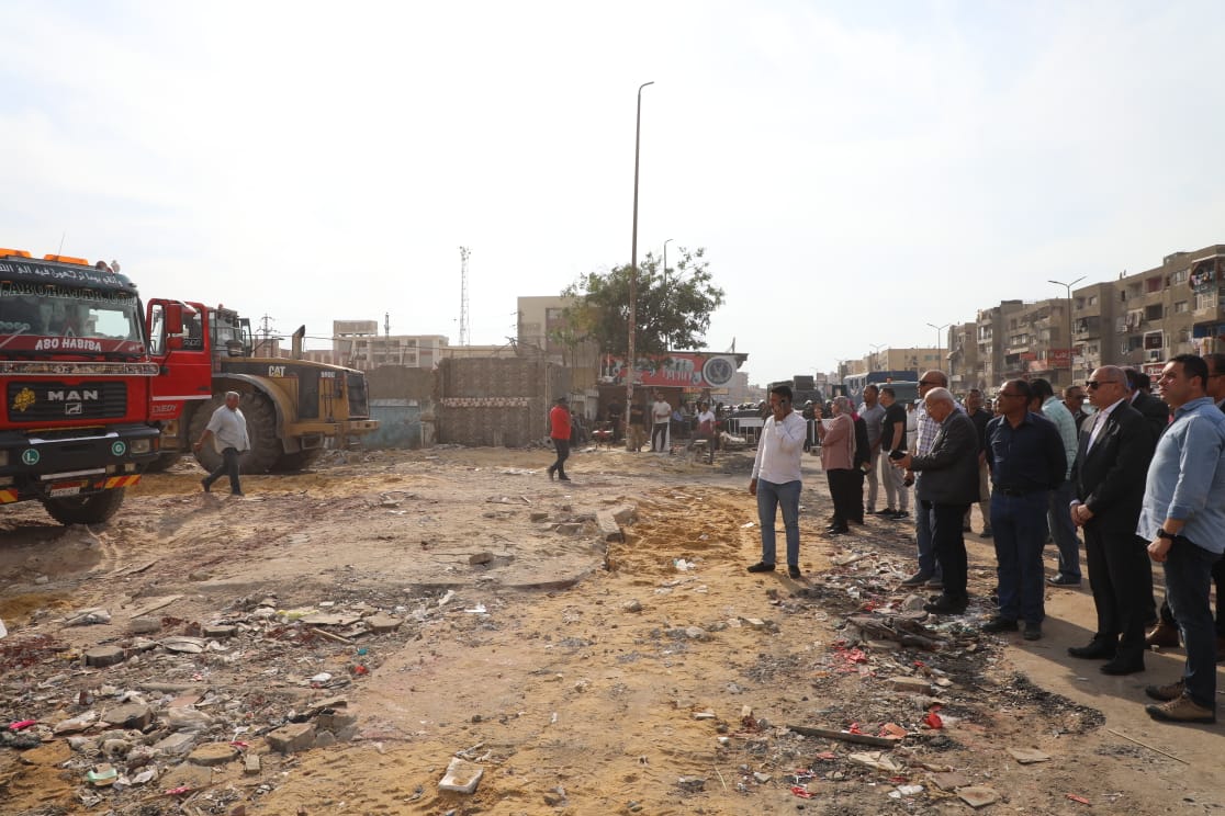 محافظ القاهرةخلال إزالة سوق الزلزال العشوائى بالمقطم (4)