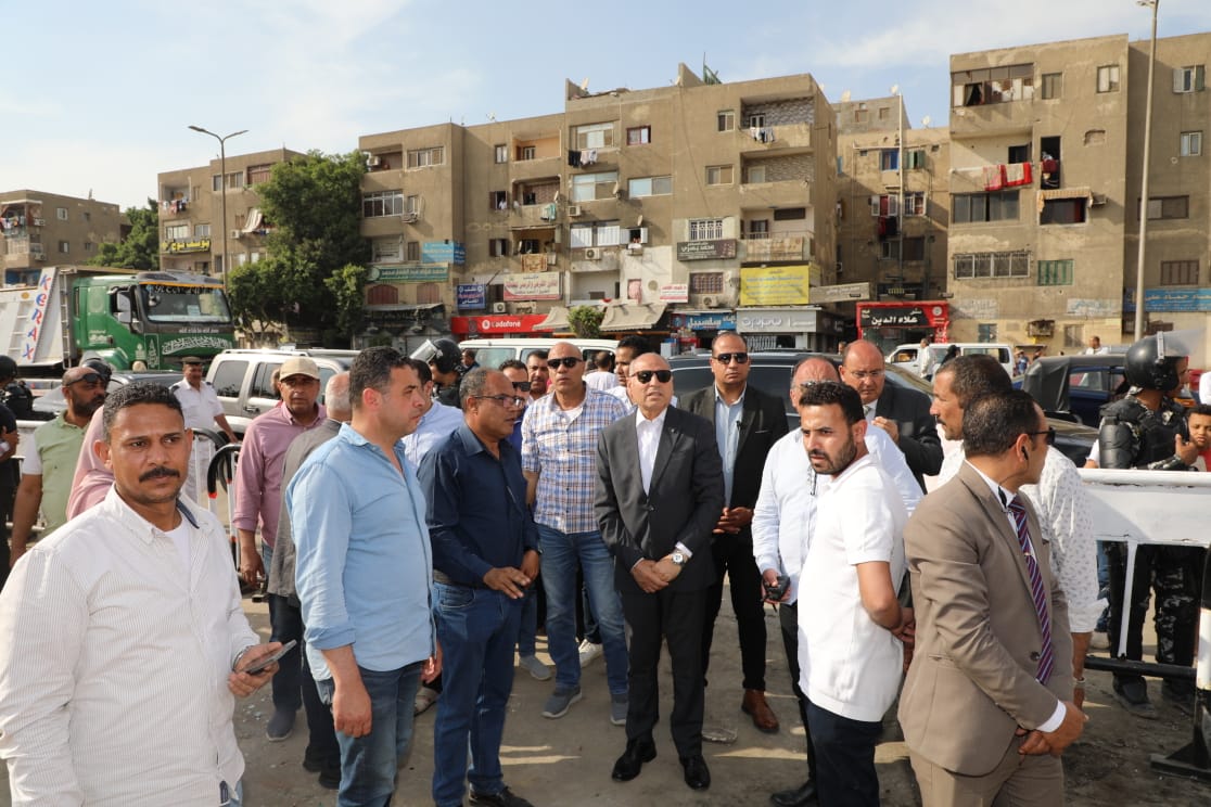محافظ القاهرةخلال إزالة سوق الزلزال العشوائى بالمقطم (2)
