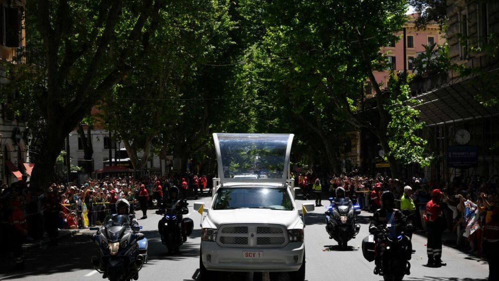 عربة بابا الفاتيكان الراحل