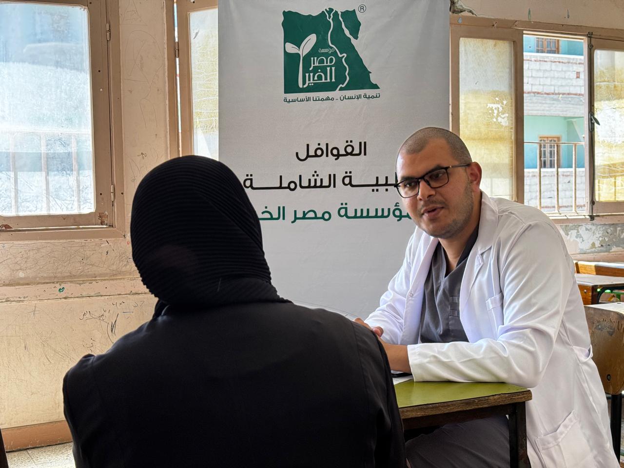 جانب من الكشف علي المرضي جانب من الكشف علي المرضي