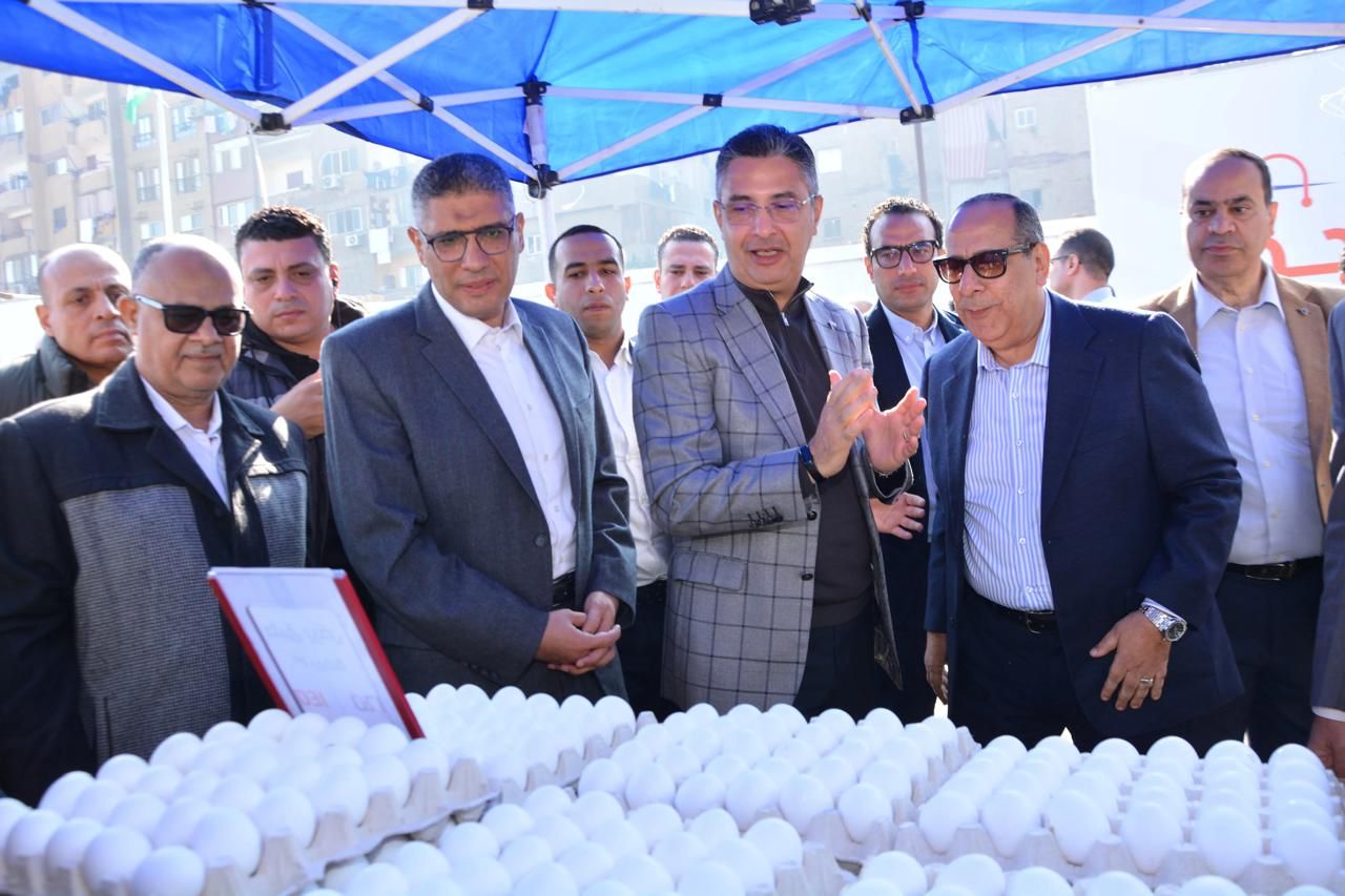 الدكتور شريف فاروق وزير التموين خلال تفقد الأسواق للأطمنئنان على توافر المنتجات