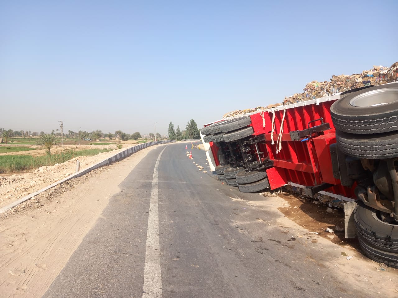 السيارة على جانب الطريق السيارة على جانب الطريق