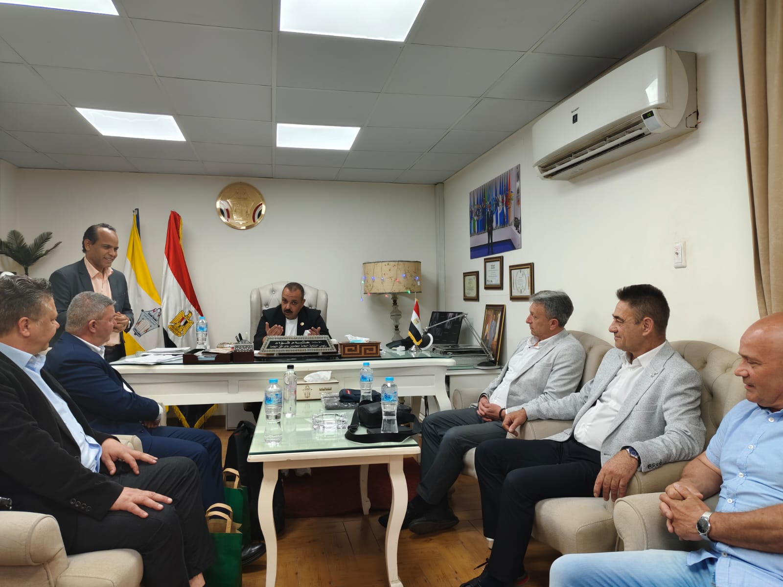 وفد عمالى من نقابة المياه الرومانية (2)