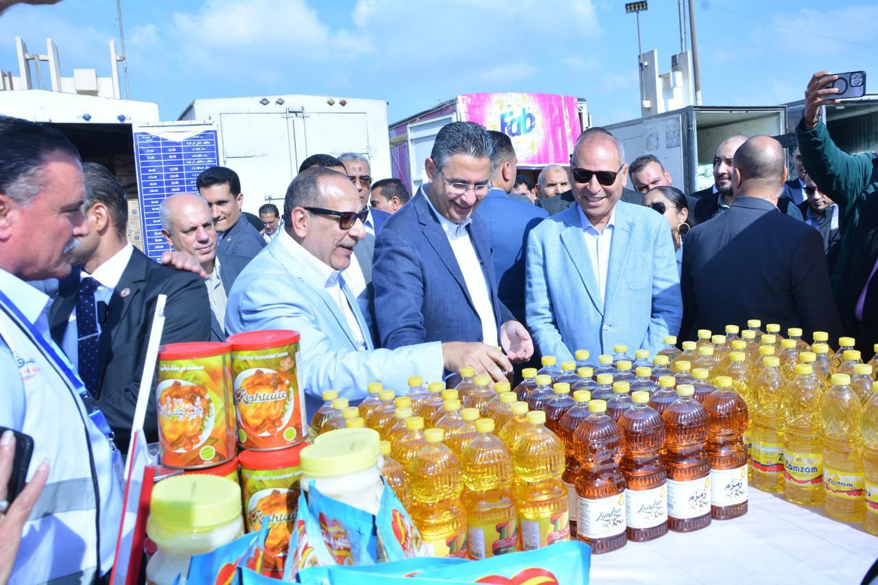 الدكتور شريف فاروق وزير التموين يوجه باستمرار طرح السلع بالمنافذ