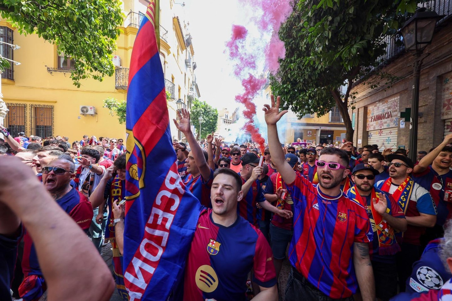 توافد الجماهير توافد الجماهير