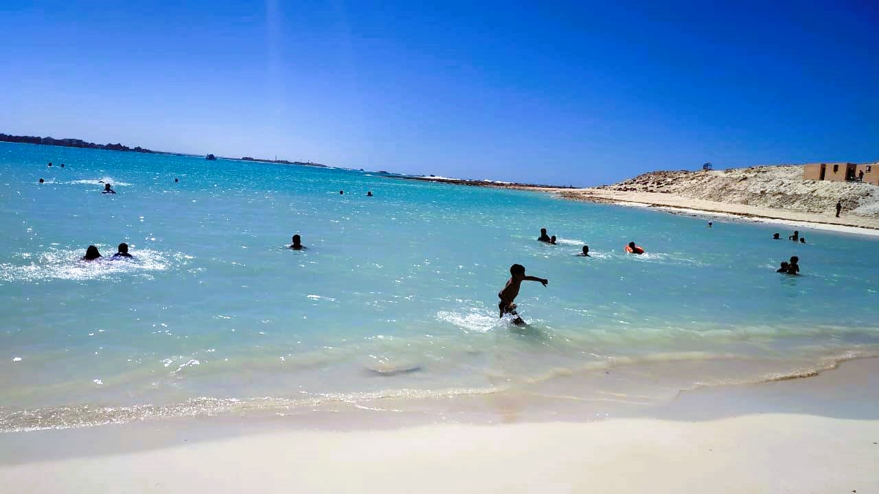 شاطئ روميل في مطروح يناسب الصغار والكبار شاطئ روميل في مطروح يناسب الصغار والكبار