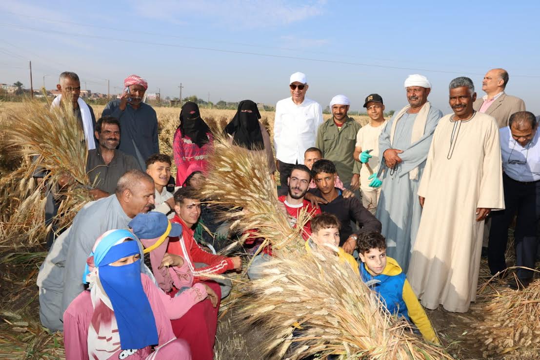 محافظ المنيا والمزارعين محافظ المنيا والمزارعين