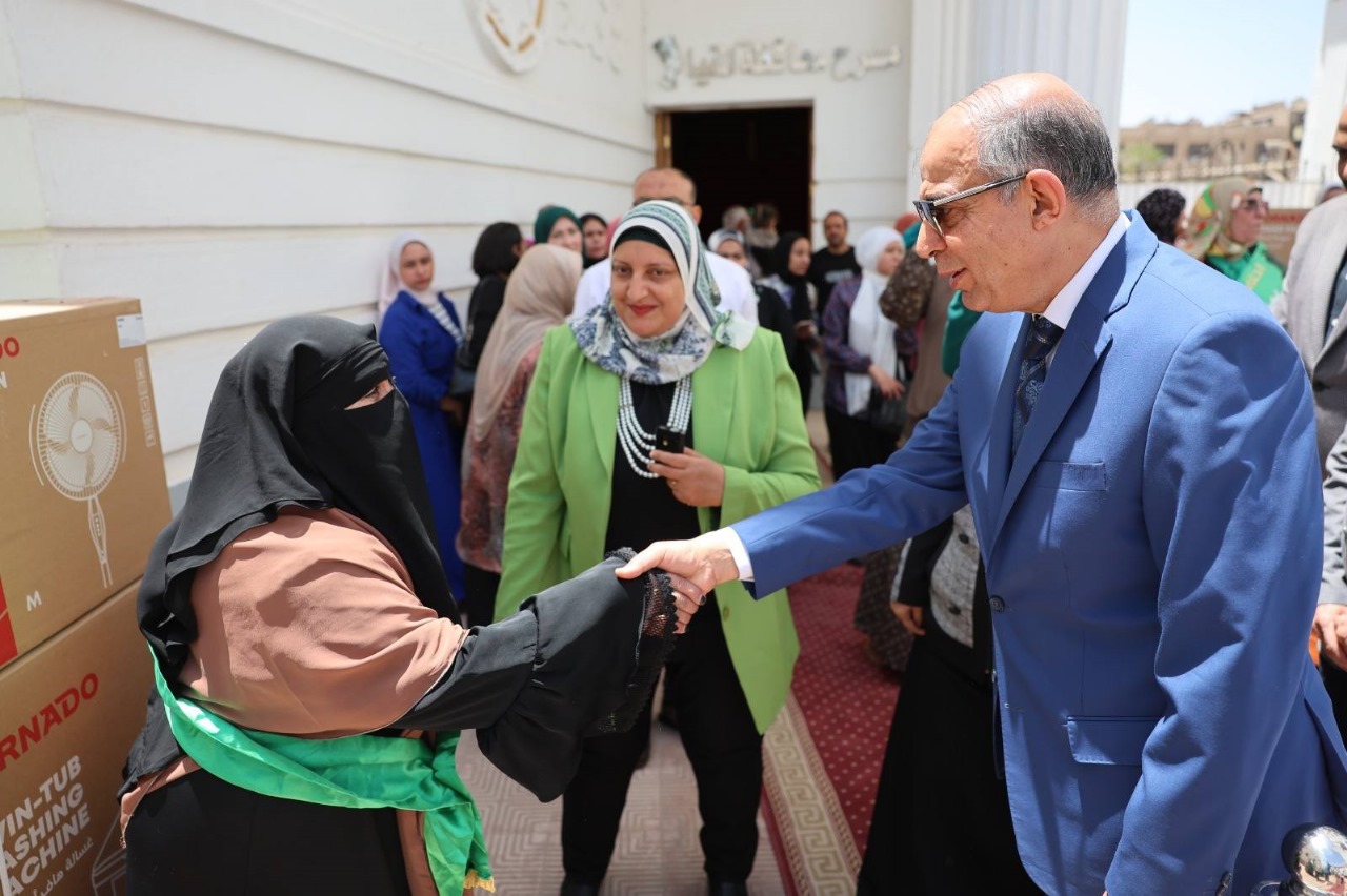 محافظ المنيا يكرم الامهات محافظ المنيا يكرم الامهات