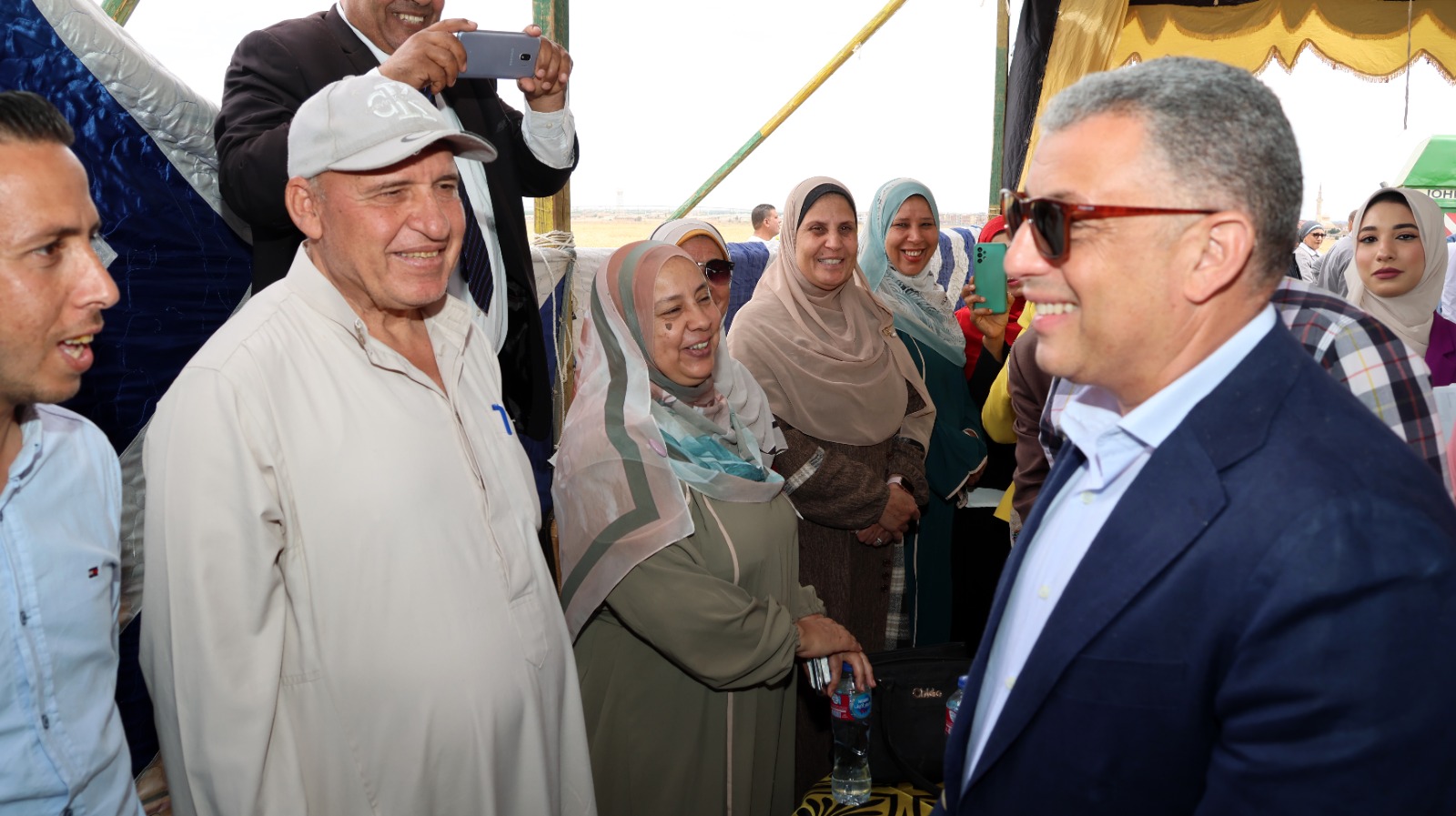 المحافظ مع الاهالى