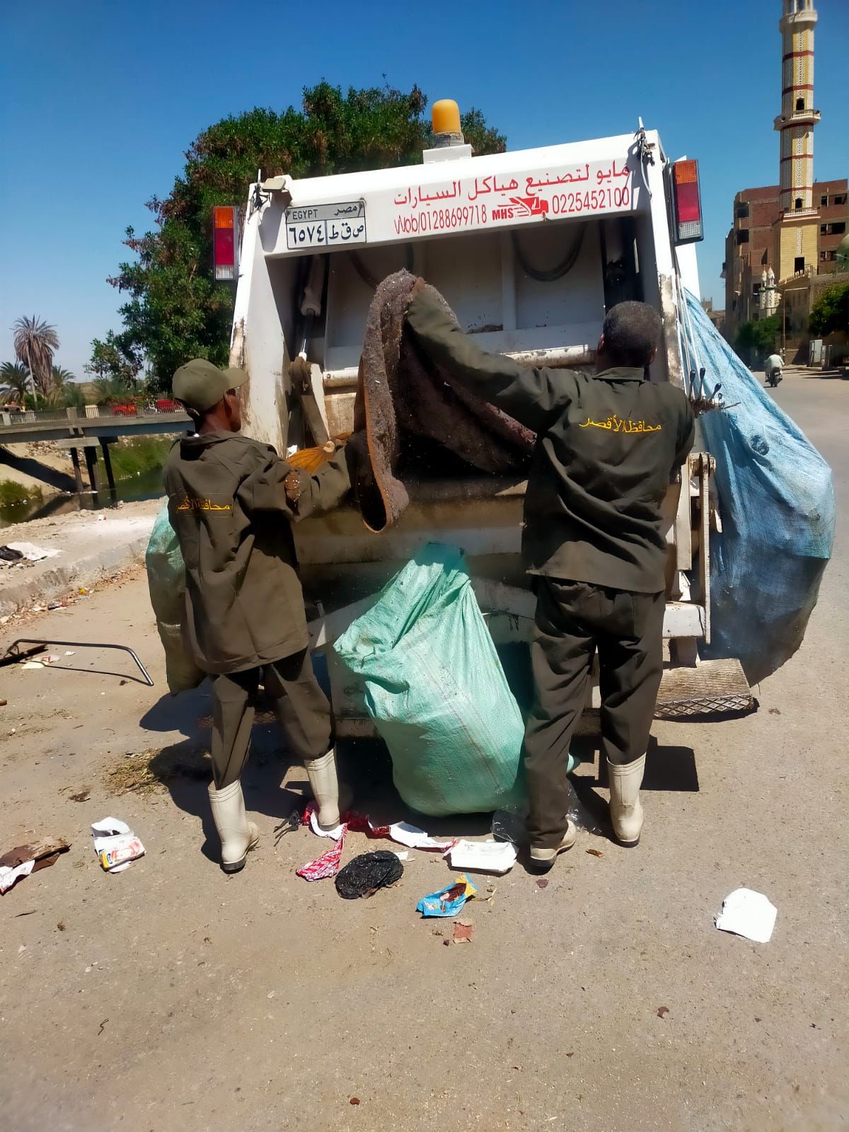 عمليات رفع 3500 طن من الأتربة والمخلفات وتمهيد الطرق بمدينة إسنا عمليات رفع 3500 طن من الأتربة والمخلفات وتمهيد الطرق بمدينة إسنا