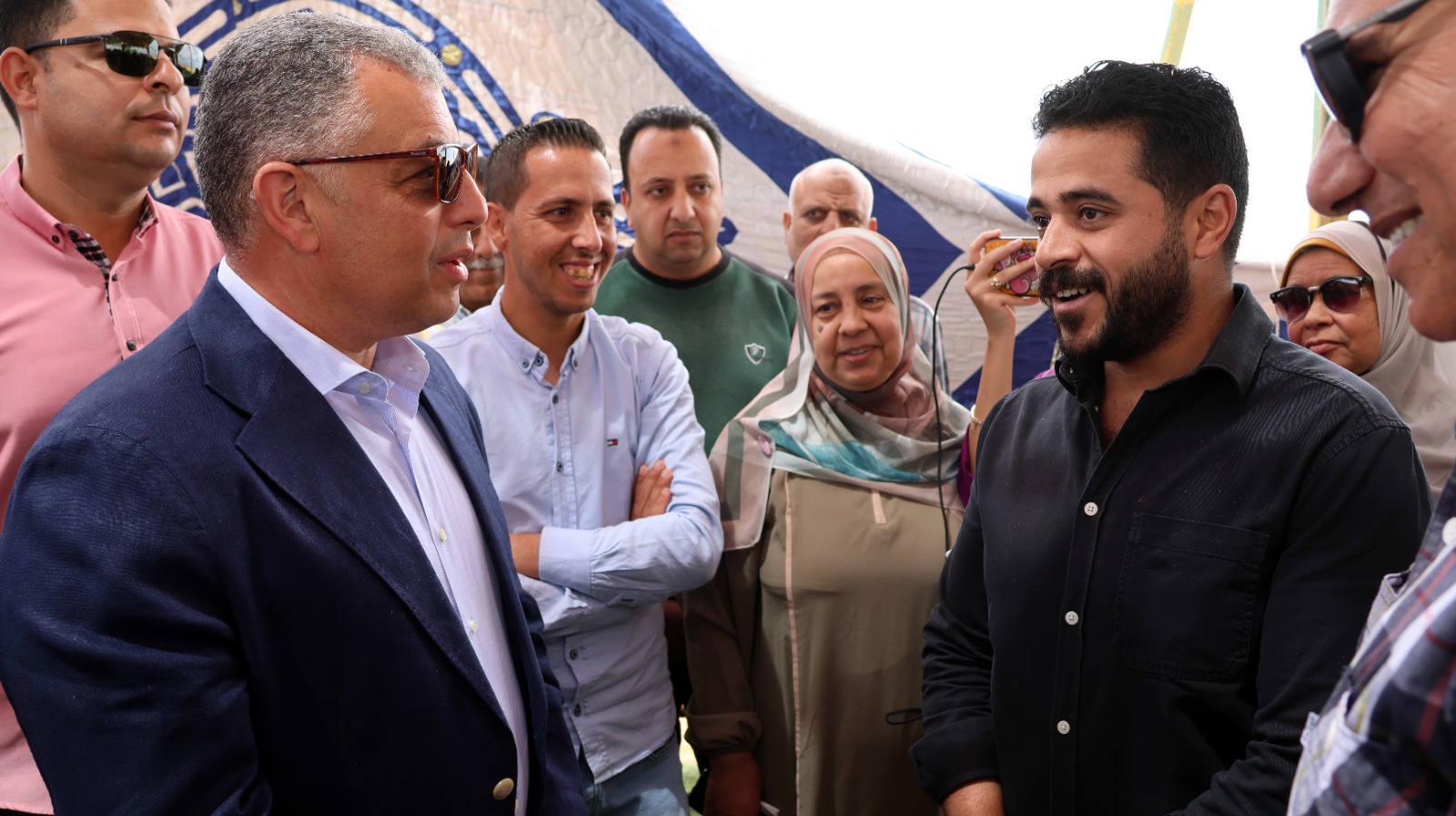 المحافظ يتحدث مع احد المزارعين