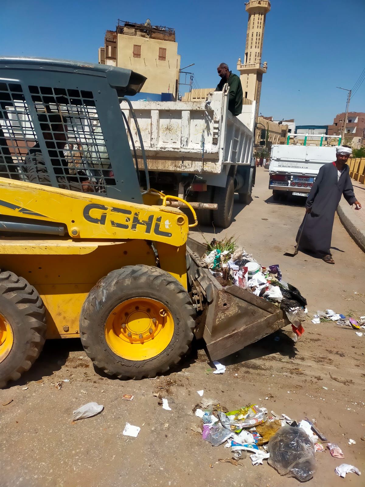 رفع 3500 طن من الأتربة والمخلفات وتمهيد الطرق في حملات نظافة رفع 3500 طن من الأتربة والمخلفات وتمهيد الطرق في حملات نظافة