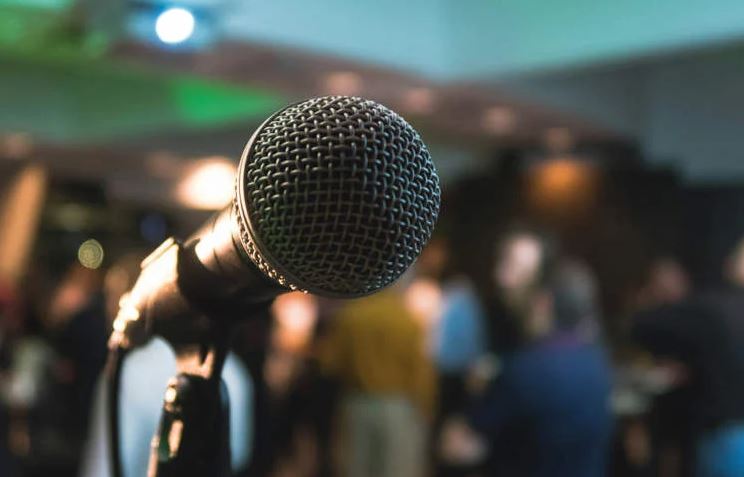 مايكرفون يصيب امرأة بفيروس الهاربس
