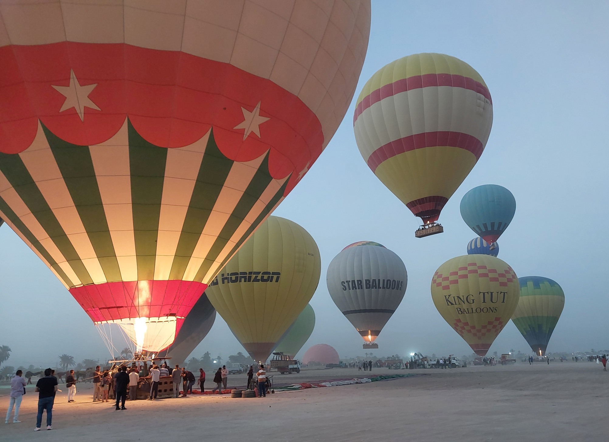 لحظة خروج البالونات الطائرة من قلب مطار البالون بالأقصر لحظة خروج البالونات الطائرة من قلب مطار البالون بالأقصر