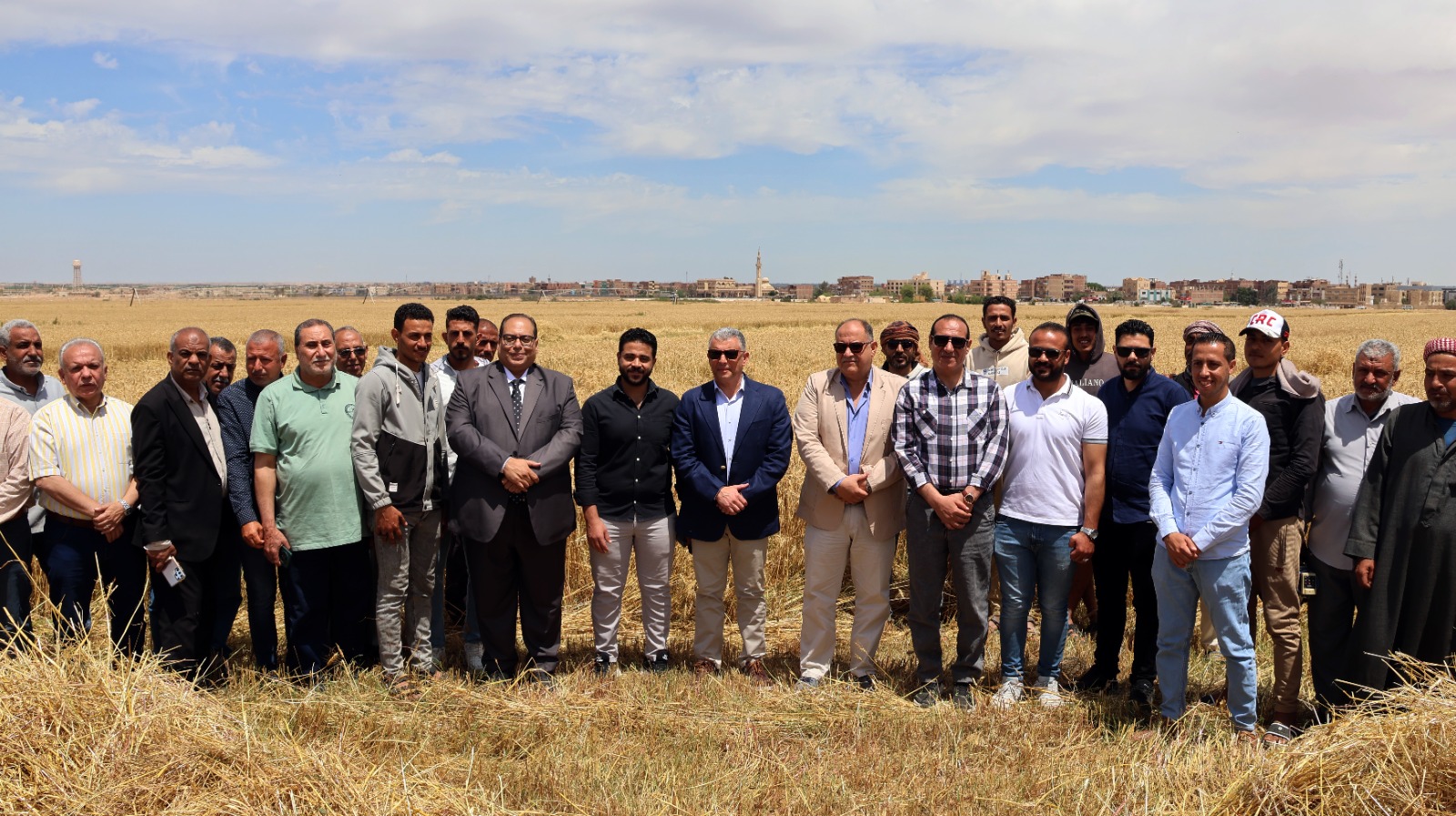 محافظ الإسماعيلية مع المزارعين وقيادات المحافظة 