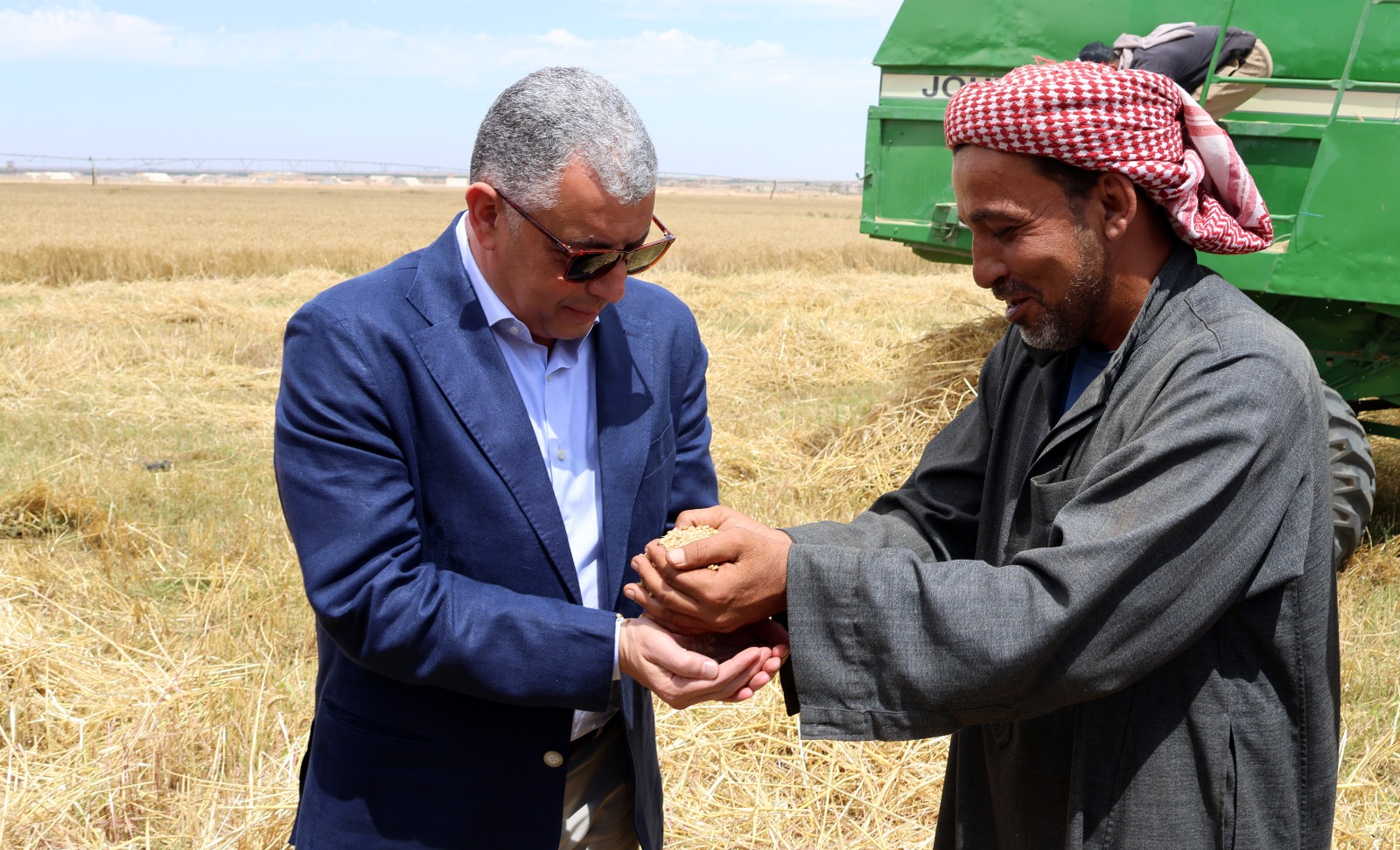 محافظ الإسماعيلية مع احد المزارعين 