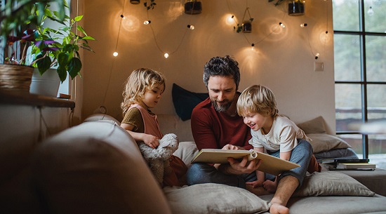 أب مع ابنائه