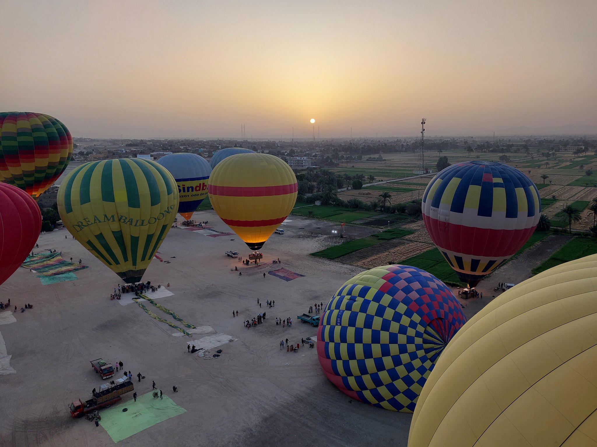 لحظة تحليق البالونات الطائرة فوق الزراعات بالأقصر لحظة تحليق البالونات الطائرة فوق الزراعات بالأقصر