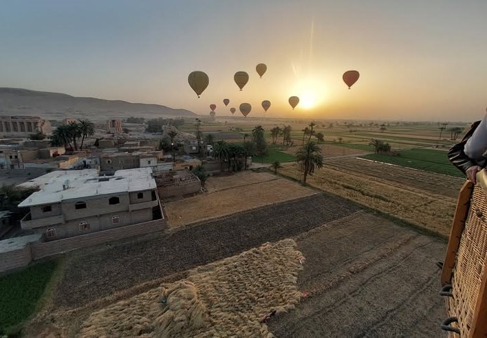 جانب من تحليق البالونات الطائرة فوق الزراعات بالأقصر جانب من تحليق البالونات الطائرة فوق الزراعات بالأقصر