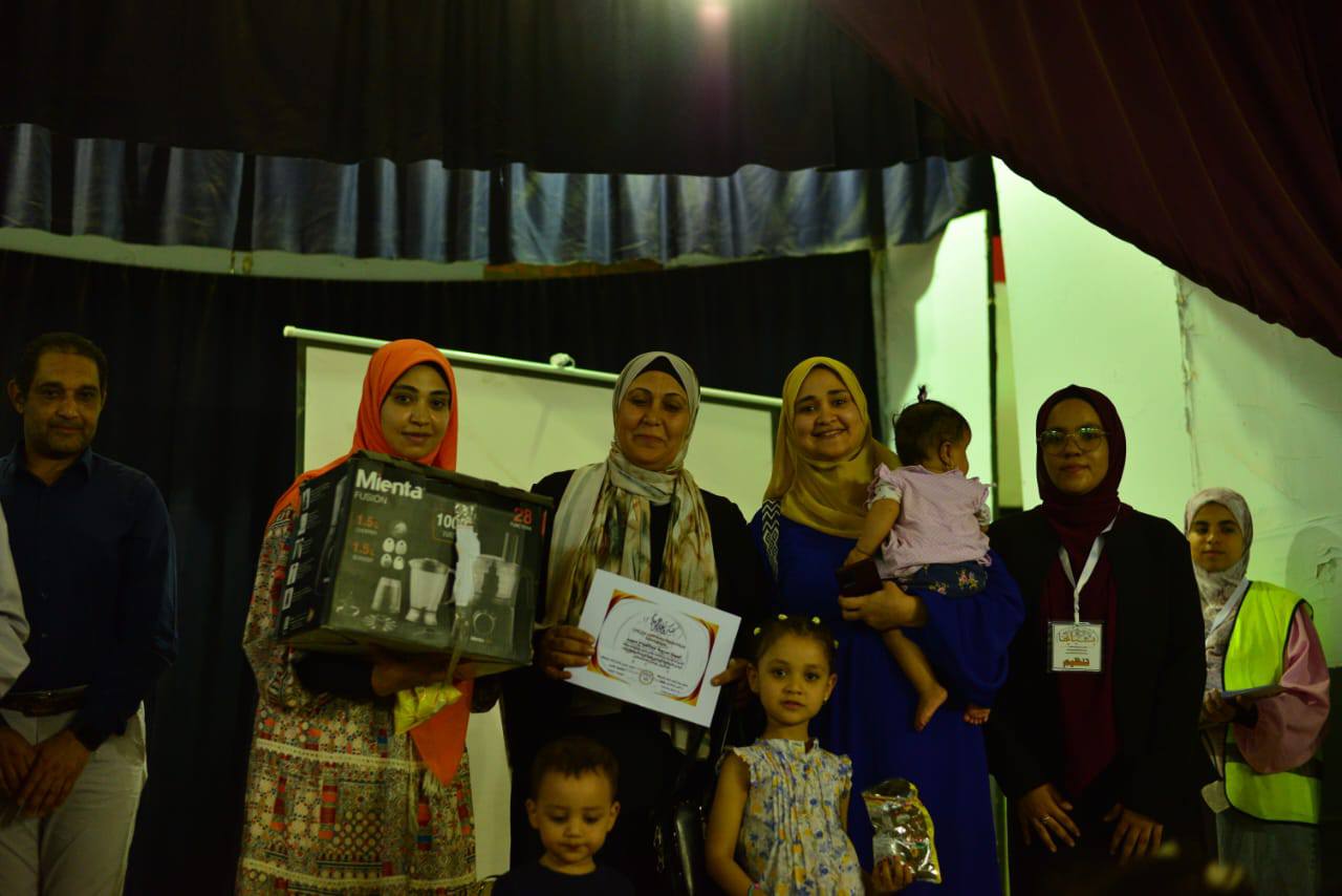 تكريم الأمهات المثاليات فى مدينة أرمنت وهدايا لهم بالأقصر