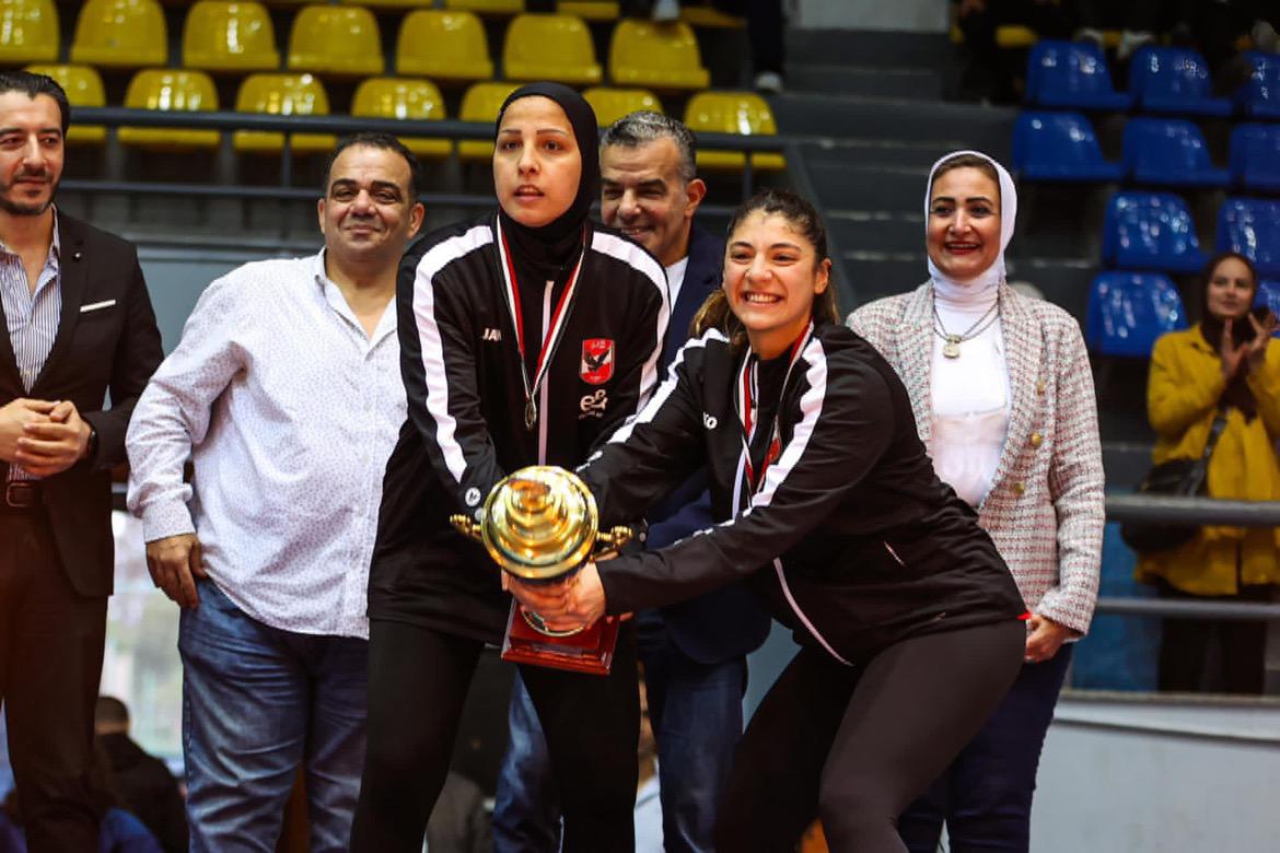 لاعبات الاهلي يحملن الكأس لاعبات الاهلي يحملن الكأس