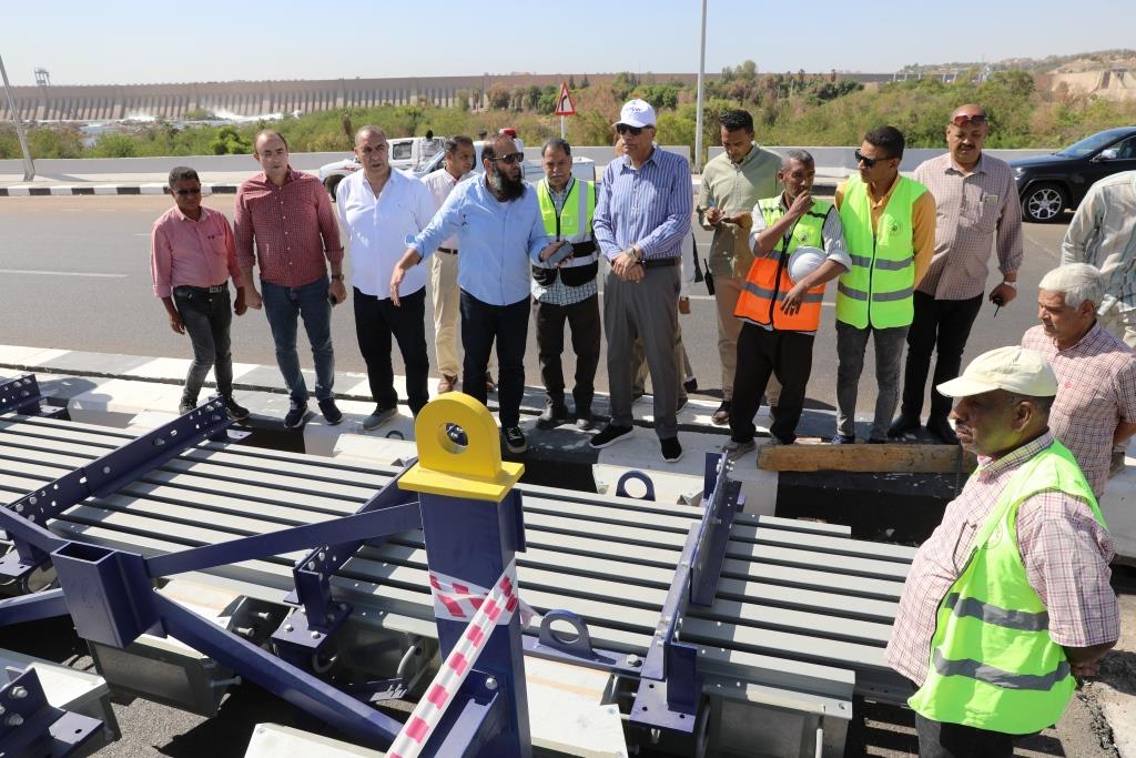 محافظ أسوان خلال الجولة محافظ أسوان خلال الجولة
