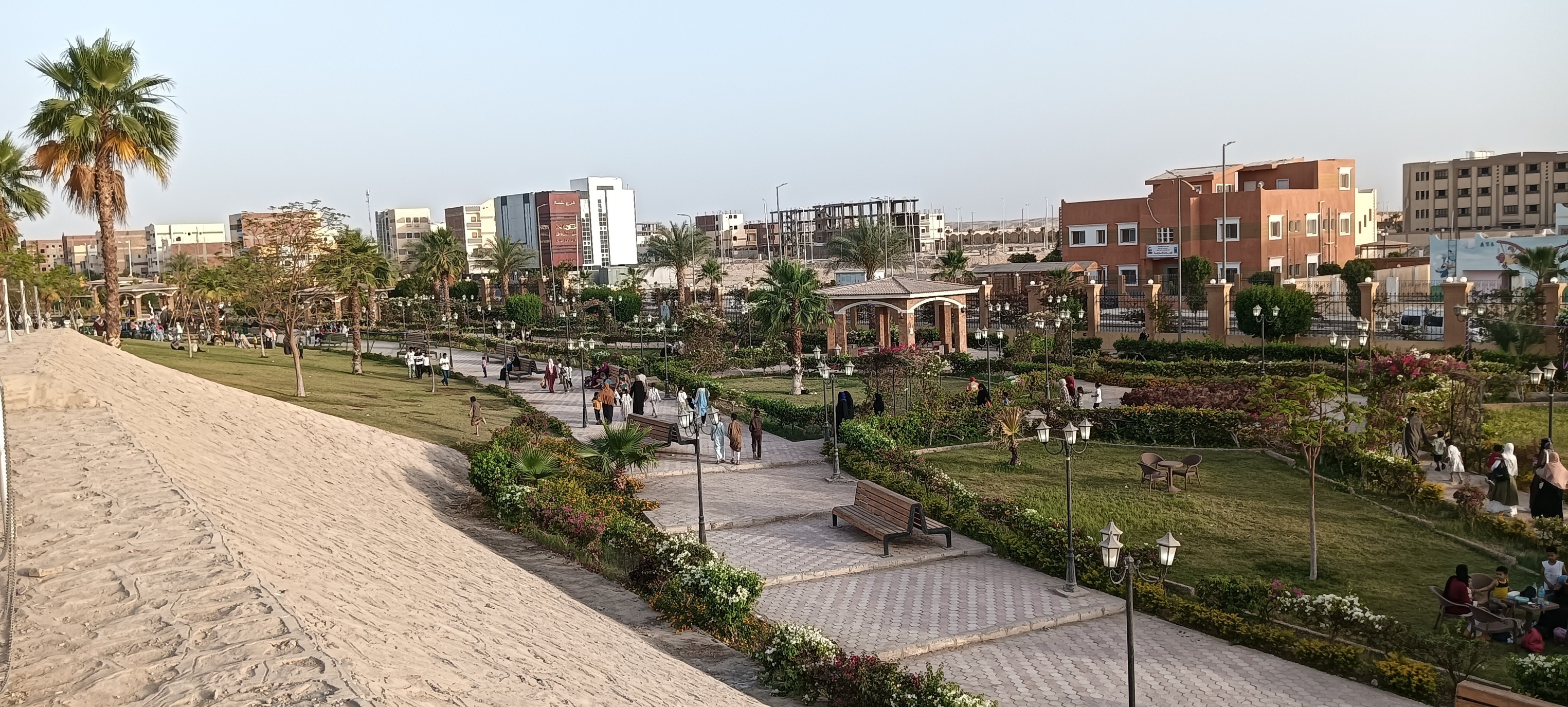 أرض خضراء ساحرة تبهج الأهالى في الإحتفالات والأعياد وشم النسيم