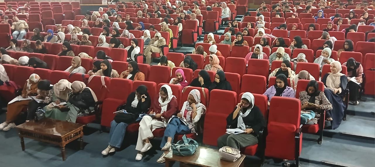 مرجعات الثانوية العامة المجانية في اللغة العربية والإنجليزية تشهد إقبال كبير مرجعات الثانوية العامة المجانية في اللغة العربية والإنجليزية تشهد إقبال كبير