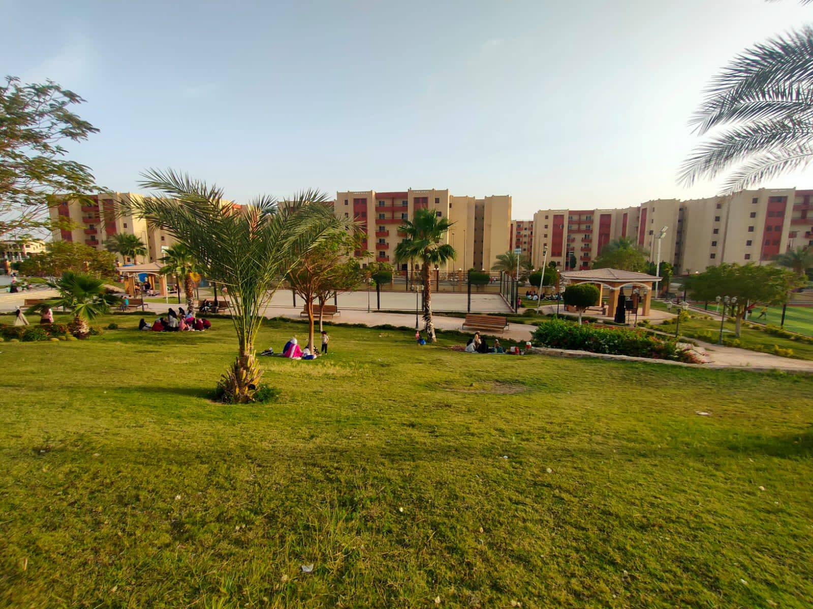 أرض خضراء ساحرة تبهج الأهالى في الإحتفالات والأعياد وشم النسيم بمدينة طيبة