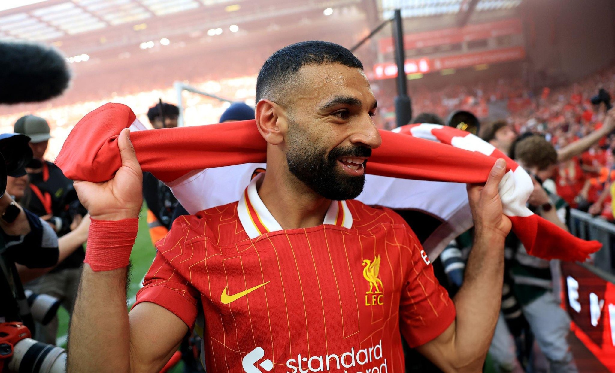 محمد صلاح يحتفل بعلم مصر محمد صلاح يحتفل بعلم مصر