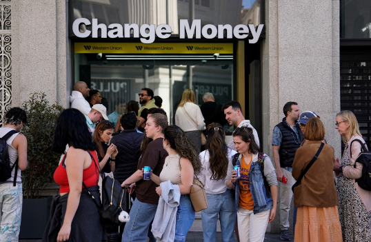 انتظار خارج محل صرافة في مدريد