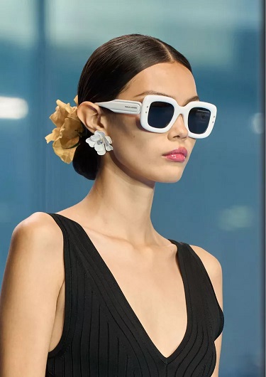 النظارة بالاطار الأبيض