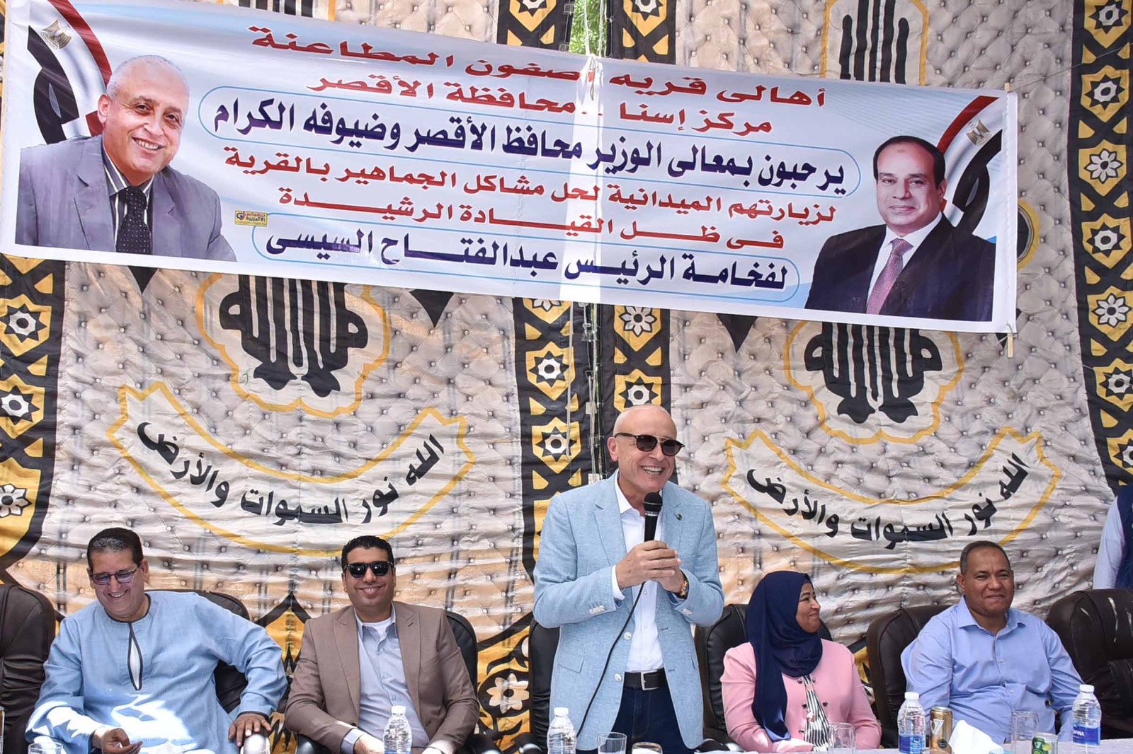 لقاء المحافظ بأهالى أصفون المطاعنة ويعدهم بدخول الصرف الصحى قريباً