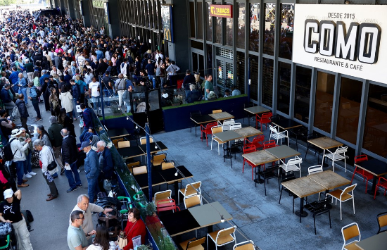 حشود تنتظر خارج محطة قطار في برشلونة