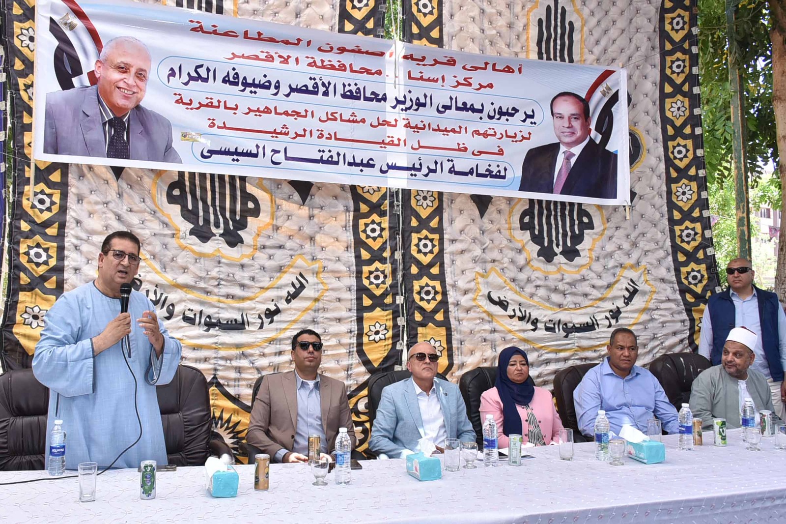 جانب من لقاء المحافظ مع أهالى أصفون المطاعنة