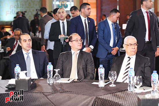 وزير المالية خلال المؤتمر وزير المالية خلال المؤتمر