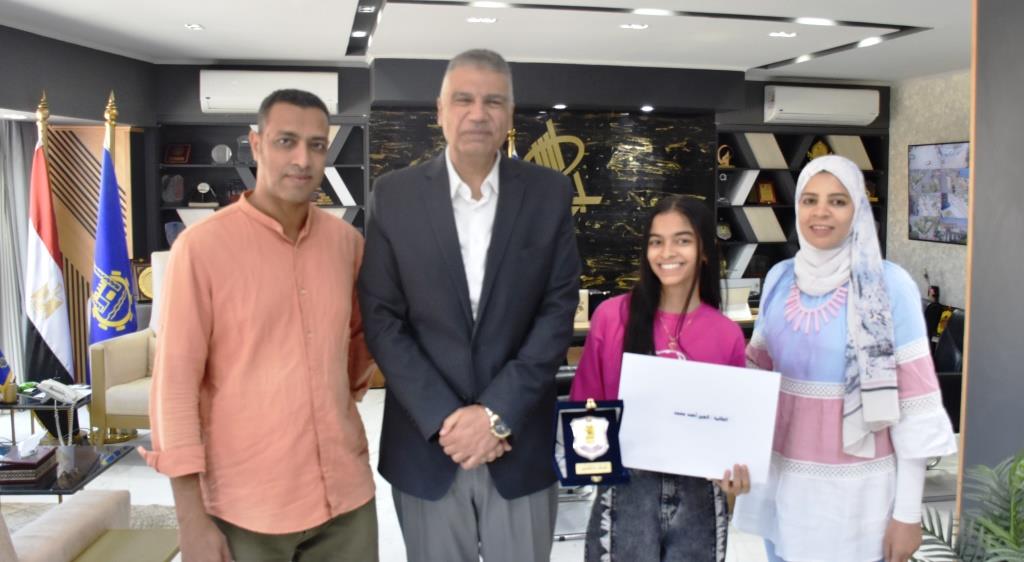 محافظ أسوان مع المكرمين وأسرهم محافظ أسوان مع المكرمين وأسرهم