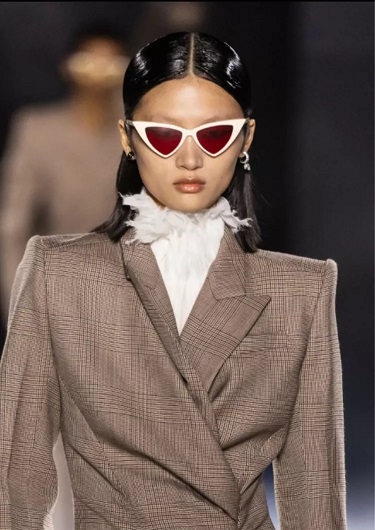 نظارة مثلثة