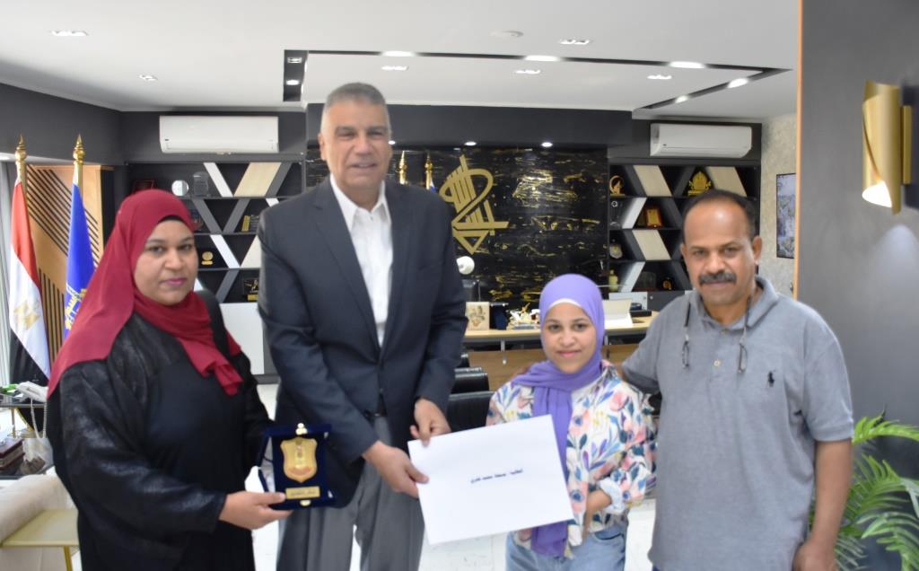 تكريم الطلاب المشاركين بأعمال فنية تكريم الطلاب المشاركين بأعمال فنية